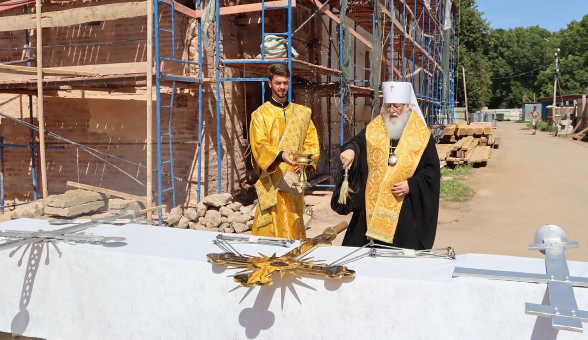 Отливающий золотом крест был изготовлен в кузнечной мастерской Сергея Симанова.