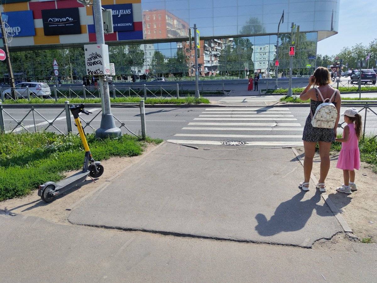 Электросамокаты нельзя оставлять в зоне 5 метров от пешеходных переходов.