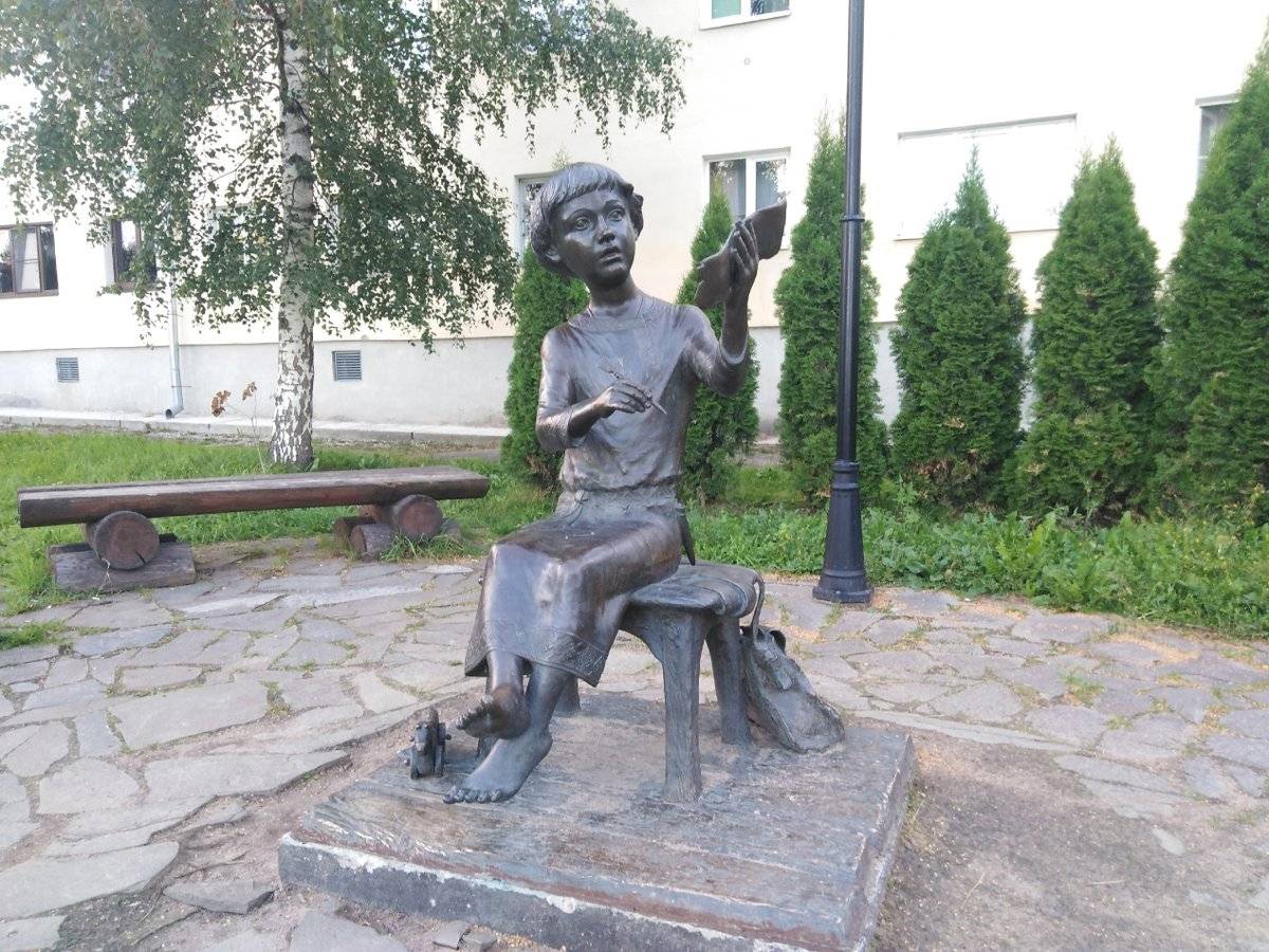 На месте обнаружения первой берестяной грамоты в Великом Новгороде стоит памятник мальчику Онфиму, жившему в городе в XIII веке.