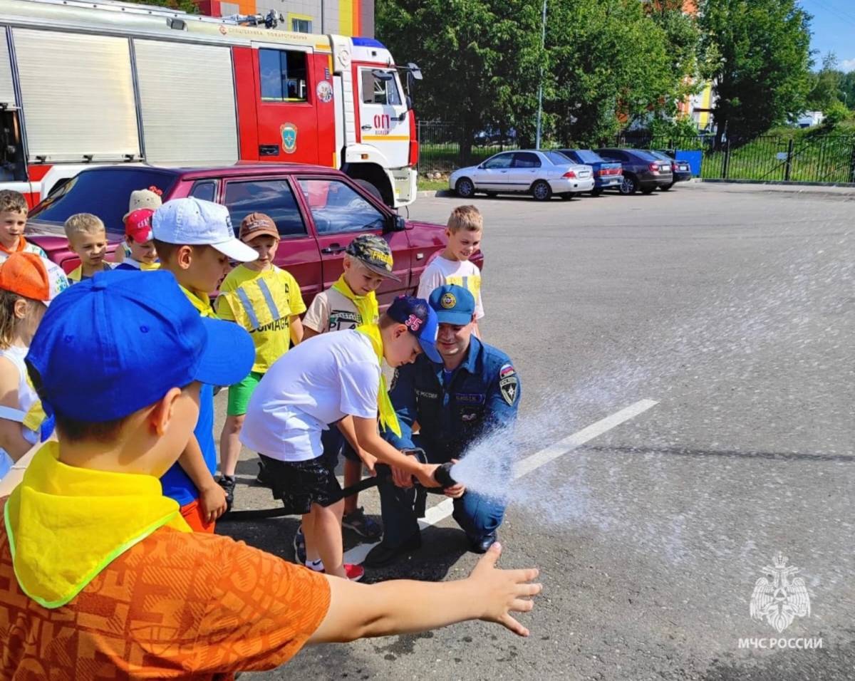 Все желающие смогли примерить боевую одежду и почувствовать себя в роли огнеборца