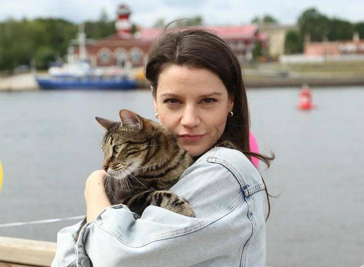Юлия Логинова вместе с верным котом Эркюлем погружается в новые расследования.