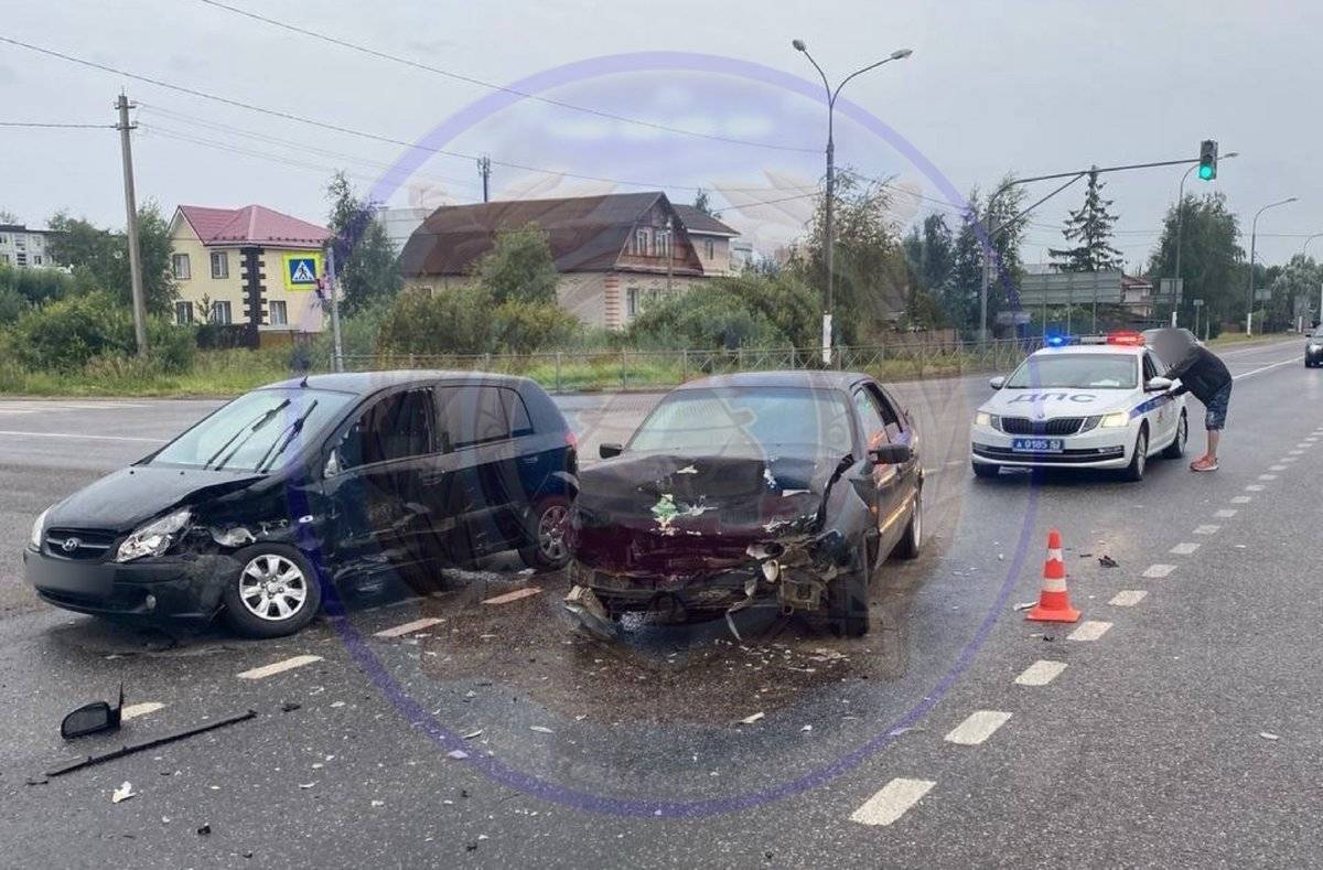 В результате ДТП пострадали водитель Hyundai и пассажир из Volkswagen'а.