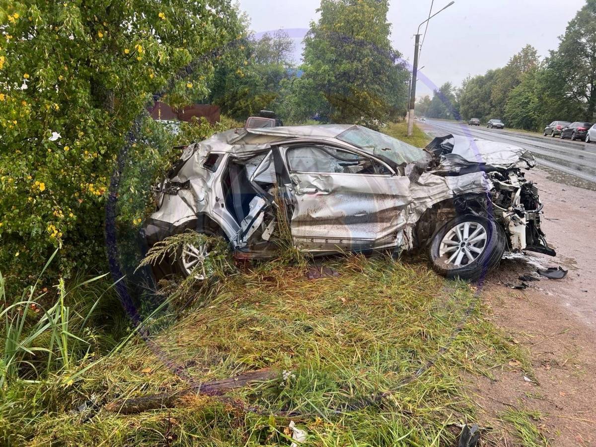 Водителя «Ниссана» доставили в Новгородскую областную клиническую больницу.