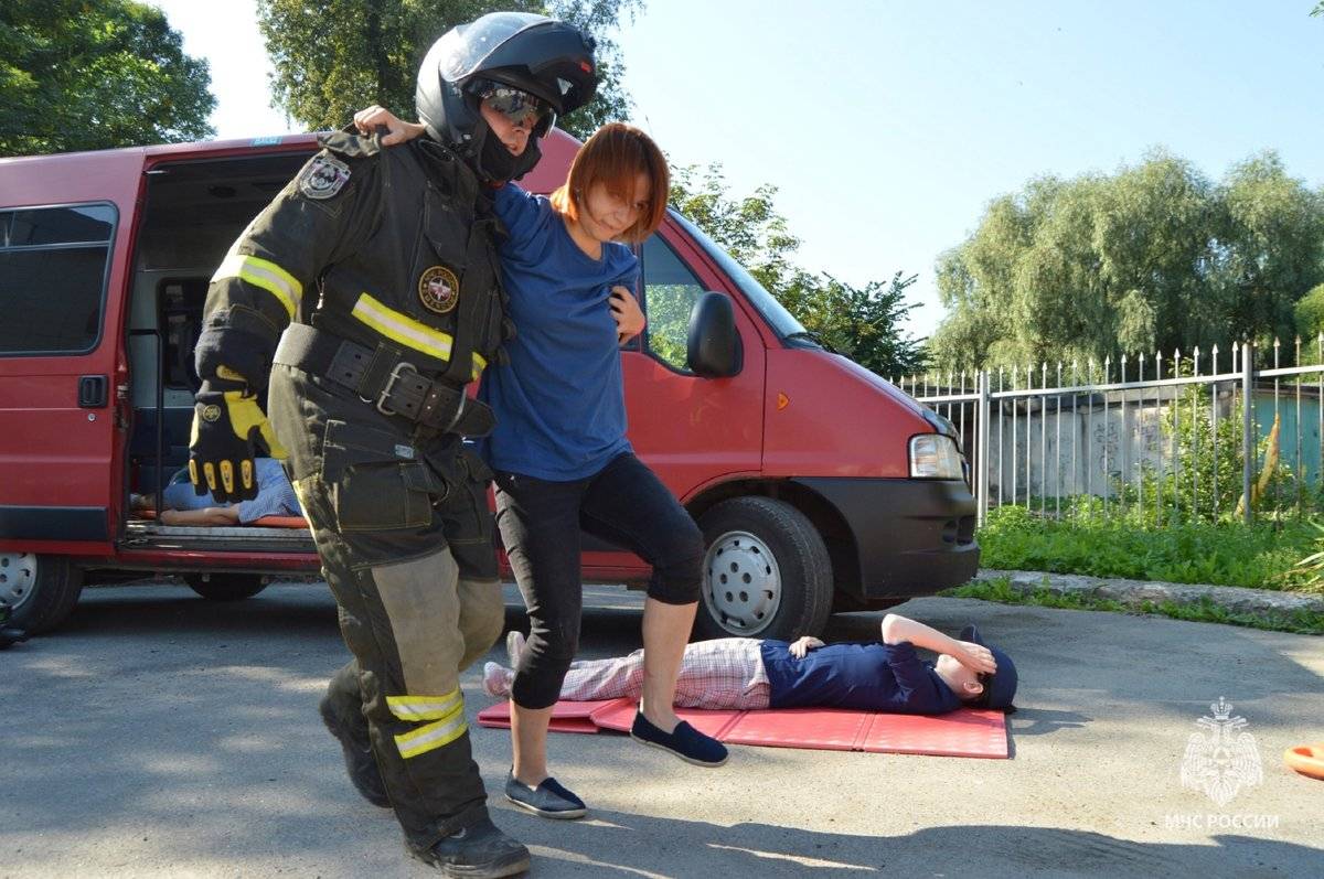 В учениях приняли участие медики, спасатели, полиция и представители Новгородского отделения Российского Красного креста.