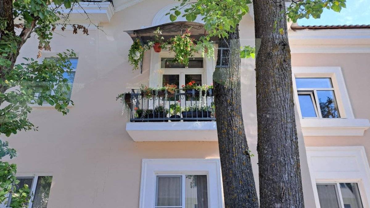 Самым цветущим балконом стал балкон в доме на Ильиной улице, 15.