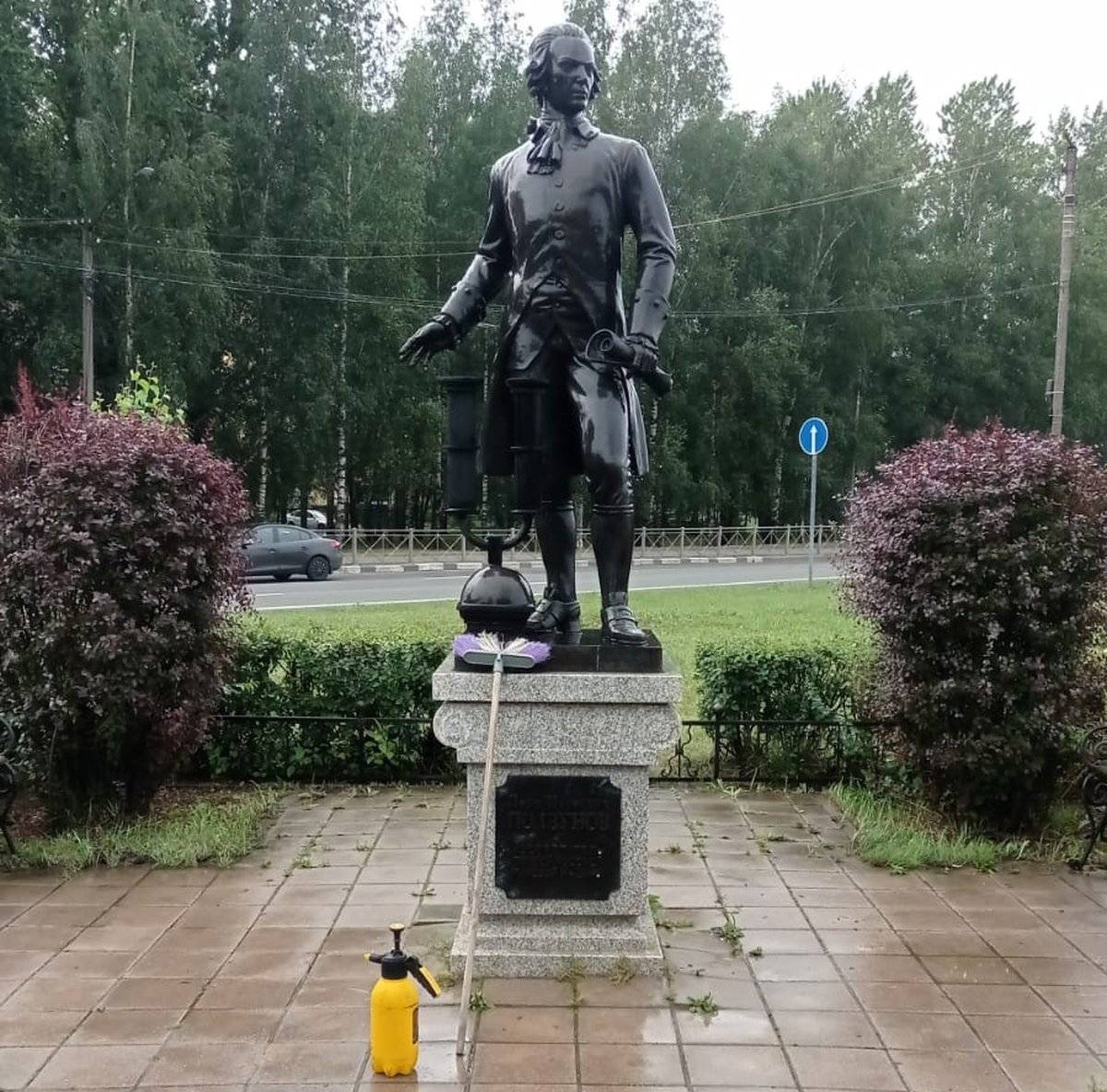 Памятник изобретателю Ивану Ползунову, жившему в XVIII веке, установили в Великом Новгороде в 2011 году.