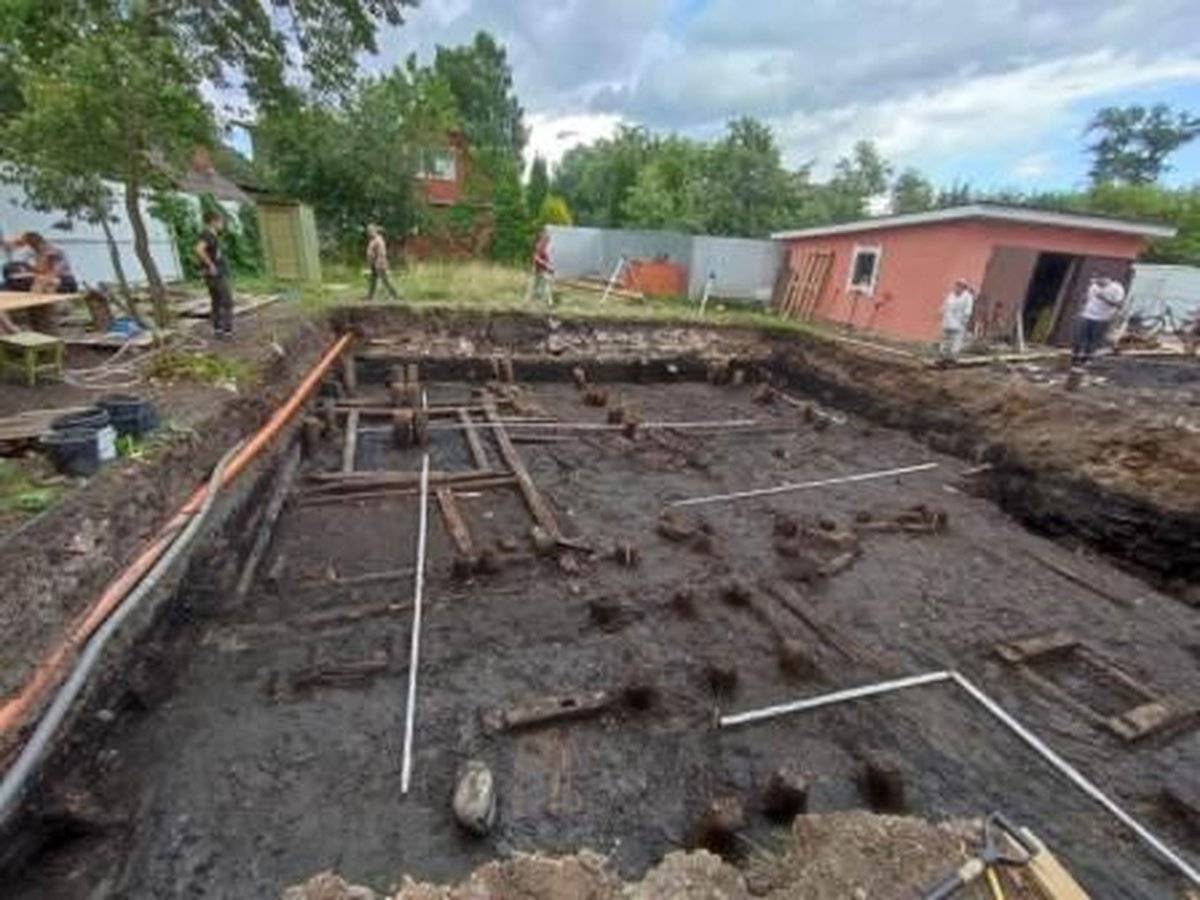 Воздвиженский раскоп находится на территории древнего Людина конца Великого Новгорода.
