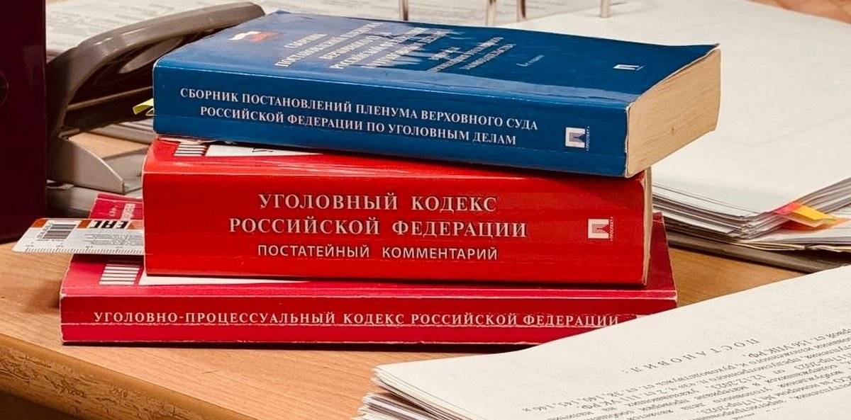 По версии следствия, инспекторы получали деньги от одного из осужденных за разрешение покинуть исправительный центр ночью.