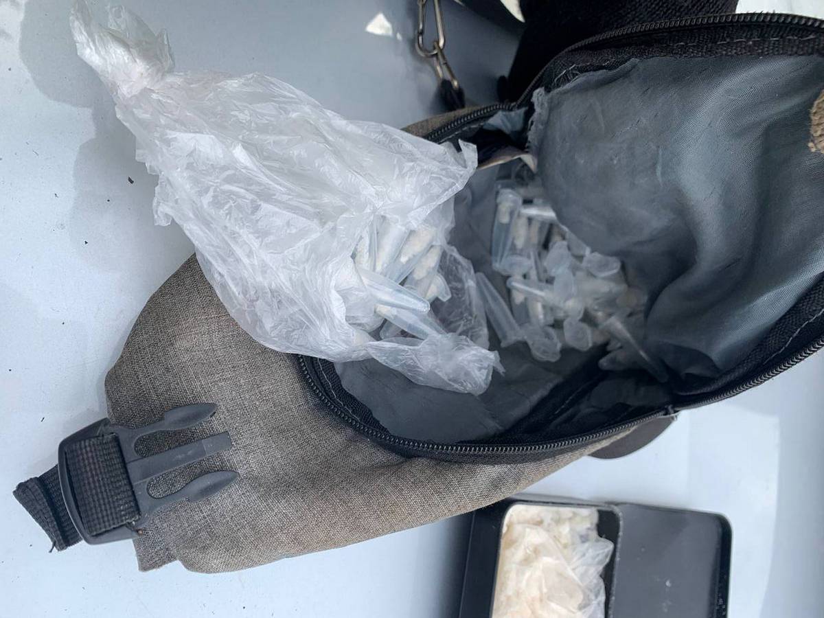 Полицейские нашли в иномарке сумку, в которой находились колбы с мефедроном.
