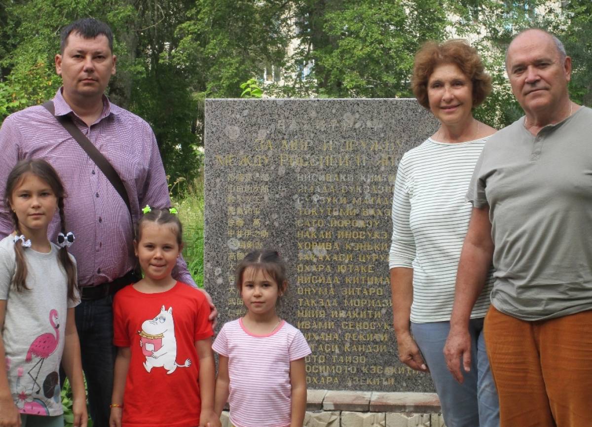 Потомки японского пленного на мемориале русско-японской дружбы в селе Медведь.