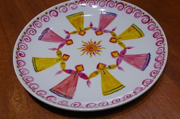 одноразовая посуда на масленицу. тарелка для печенья на масленицу. масленица посуда. солнце в декоративном искусстве. матрешка из одноразовых тарелок.