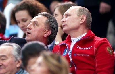 Владимир Путин и Виталий Мутко наблюдали за спором фигуристов, в котором россияне поставили золотую точку