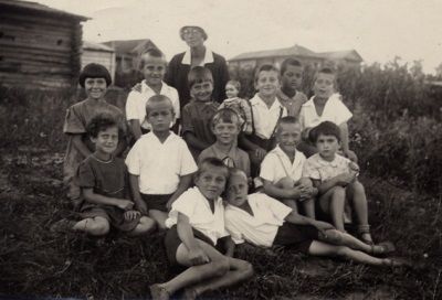 Эвакуация. 1941 год. Володя Карякин второй справа в верхнем ряду