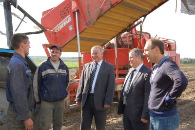 Александр Бойцов (в центре) говорил с механизаторами о развитии картофелеводства