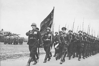 20 июня 1945 года. Знамя Победы на Центральном аэродроме Москвы