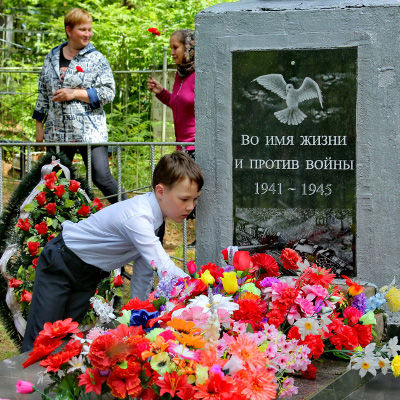 У памятника погибшим ленинградским детям