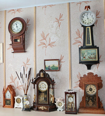 Часы с летающим маятником и с годовым заводом, в готическом стиле и часы-пряник — это только часть американских часов Дмитрия Корниенко