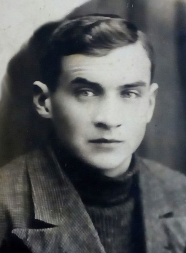 Александр Осинцев родился в Ижевске 18 сентября 1917 года, окончил Ижевский индустриальный техникум. Работал на Ижевском мотозаводе. Женат не был.