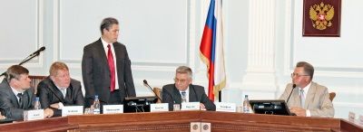 Владислав Букетов (в центре) будет разрываться между двумя креслами