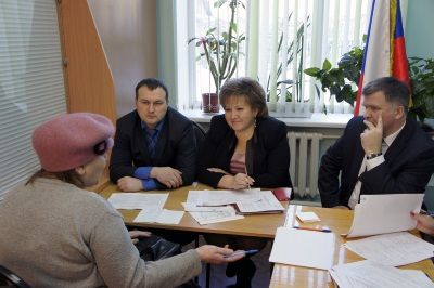 Рабочий визит в Волотовский район. Для Елены Писаревой приём граждан — важнейшая часть депутатской работы