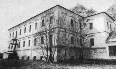 Бывший жилой корпус медицинского персонала Колмовской психиатрической больницы. Фото 1998 года