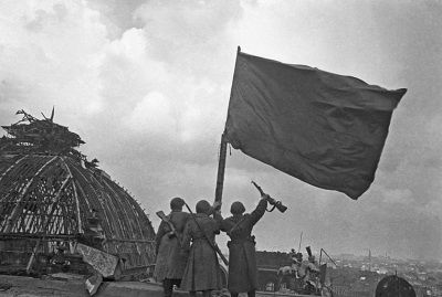 2 мая 1945 года. Красный флаг на рейхстаге