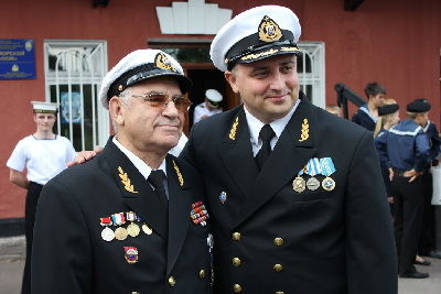 У штурвала Морского центра два капитана: Варухин-старший (слева) и Варухин-младший