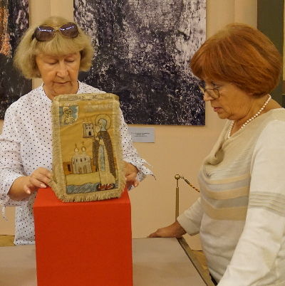  Один из экспонатов будущей выставки евхаристический покровец с изображением Антония Римлянина