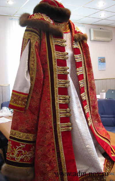 Княжеский средневековый наряд, сработанный в мастерской Светланы Чазовой, получил в подарок Дмитрий МЕДВЕДЕВ, когда приезжал на празднование 1150-летия Великого Новгорода