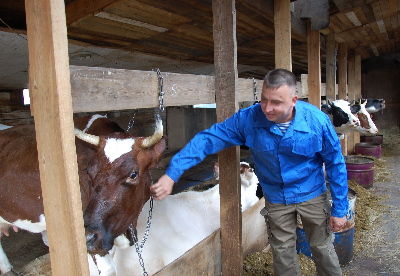 Фермер Андрей Галочкин из Чудовского района при поддержке государства наращивает численность коров, строит новую ферму