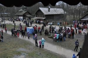 Нынче на Святки солнышко на небе не блестело, зато травка зеленела вовсю. И лило почти как из ведра