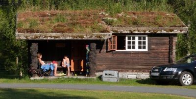 В таких хютте с земляными крышами когда-то жили неприхотливые викинги,  а сегодня в них селятся туристы, желающие ночевать с комфортом