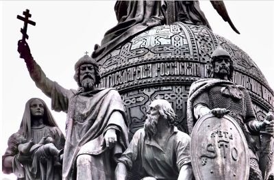 Памятник «Тысячелетие России». Принявший крещение русич, князь Владимир (слева), Рюрик (справа) 