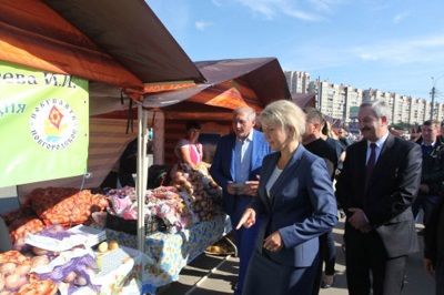 Вероника Минина прошлась вдоль новгородских рядов как придирчивый покупатель