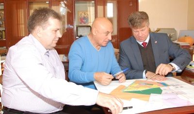Ивар Томинг, Александр Мусаров и Михаил Некипелов (слева направо) просчитывают каждую деталь проекта