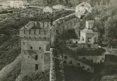Сгоревшие Покровская башня и церковь. Фотография 1942 г. из собрания Новгородского музея-заповедника