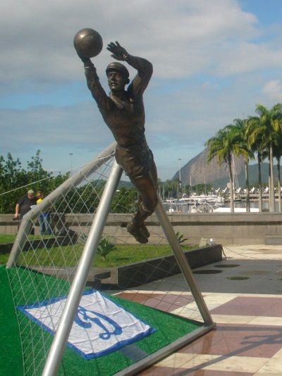 Памятник Льву Яшину презентовали  у Русского Дома в Рио-де-Жанейро