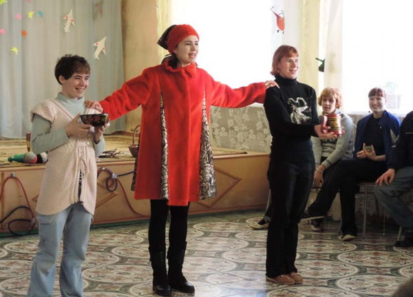 Анжелика Малышкова (в центре) и юные конкурсантки – воспитанницы Дома-интерната