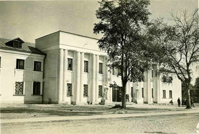 В Доме офицеров (ныне ЦК «Русич») немцы разместили городскую администрацию и гестапо
