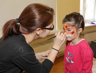 Ольга ЛИХАНОВА 1 марта — не только начало весны, но и Всемирный день кошек. И пусть традиция отмечать его возникла стихийно, а сам праздник до сих пор не утвержден, новгородским кошатникам это не мешает. Накануне весны (28 февраля) они собрались на праздник «Кошкин дом», организованный группой помощи бездомным животным «Жизнь». Конечно, усатые  и полосатые были на этом празднике главными. Посмотреть на них пришел даже губернатор Новгородской области  Сергей Митин. Впрочем, гостей развлекали не только животные, над которыми фонд взял шефство. Была тут и ярмарка ручной работы, и консультация ветеринара, и «разношерстный» благотворительный концерт. А фотограф и журналист Андрей Коткин прочел гостям праздника лекцию «Кошка — царь зверей». Присутствующие, кажется, были склонны согласиться с этим утверждением. Особенно восторгались котиками самые маленькие посетители. Кто-то даже просил: «Папа, давай заведем кота!». А что, неплохая идея. Говорят, общение с кошками может снизить давление и прогнать депрессию. Не знаю уж, насколько это верно, но как хозяйка двух котов могу сказать: хорошо, что они ждут меня дома. Все средства, собранные волонтерами, пойдут на помощь бездомным животным, которых, увы, немало. За время своего существования группа «Жизнь» помогла более чем четырем тысячам собак и кошек.