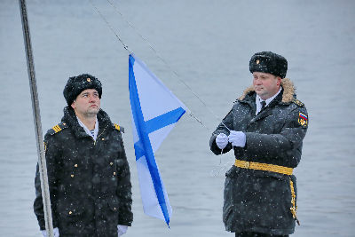 Командира лодки Сергея Рябищенко (на снимке справа) и экипаж ждёт боевая работа