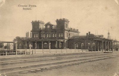 Железнодорожный вокзал — красно-каменный красавец — погиб под бомбами