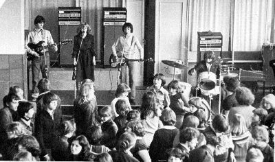 Группа «Легенда» выступает на школьном вечере. Фото 80-х гг.