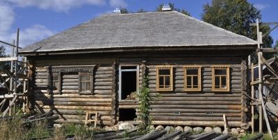 В таких избах-двойнях жили новгородцы полтора века назад