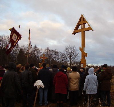 Десять лет назад жителями Тихвина в виду деревни был установлен поминальный крест