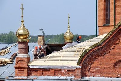 Ремонт кровли ведут новгородские строители-реставраторы