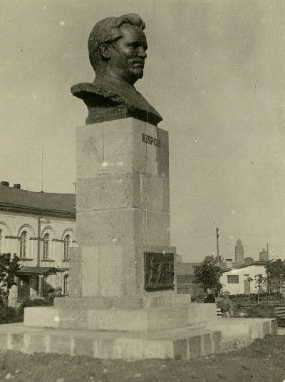 Памятник С.М. Кирову на Вечевой площади. 1937–1941 годы. Фотография из частной коллекции