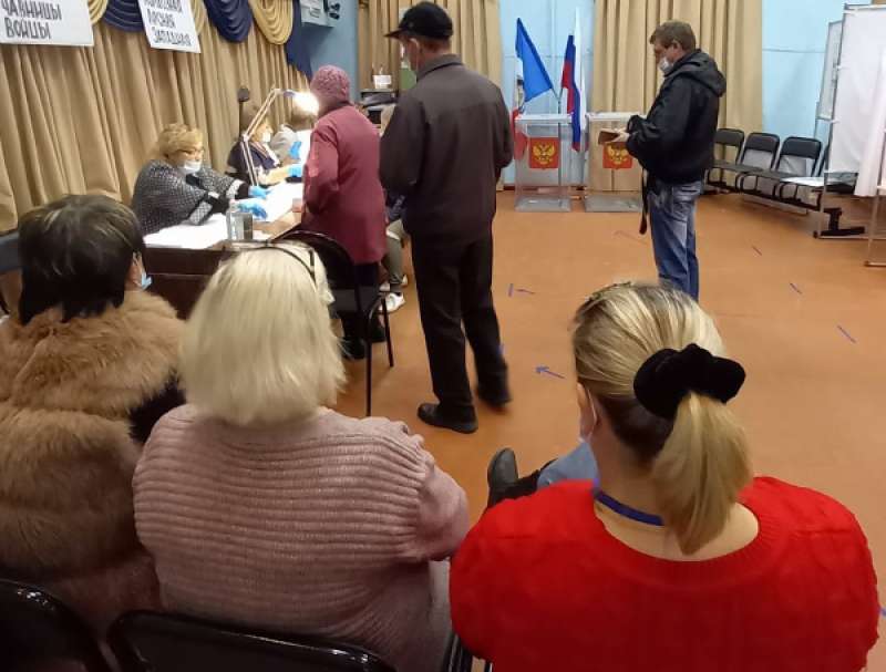 Первые избиратели пришли на участки. Новгородские блоггеры. Наблюдатели блоггер. Наблюдатели блоггер фото. Первый день голосования наблюдатель блоггер.